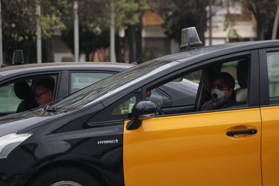 A Barcelona taxi driver wearing a facemask (by Albert Cadanet)